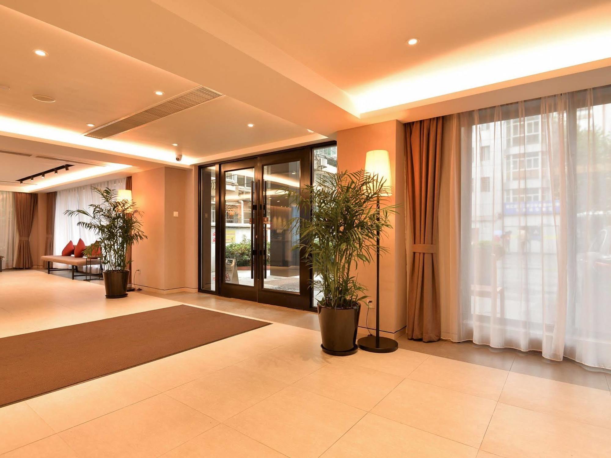Home Inns Plus Shanghai Xujiahui Branch Екстер'єр фото