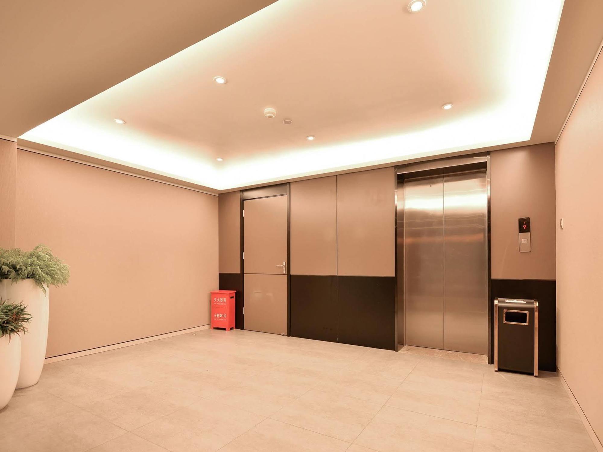 Home Inns Plus Shanghai Xujiahui Branch Екстер'єр фото