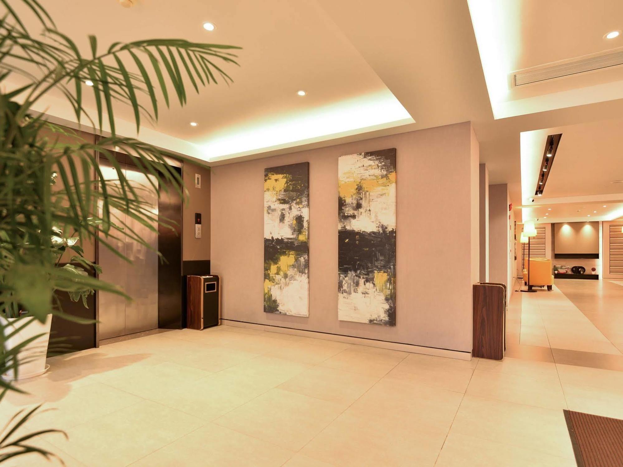 Home Inns Plus Shanghai Xujiahui Branch Екстер'єр фото