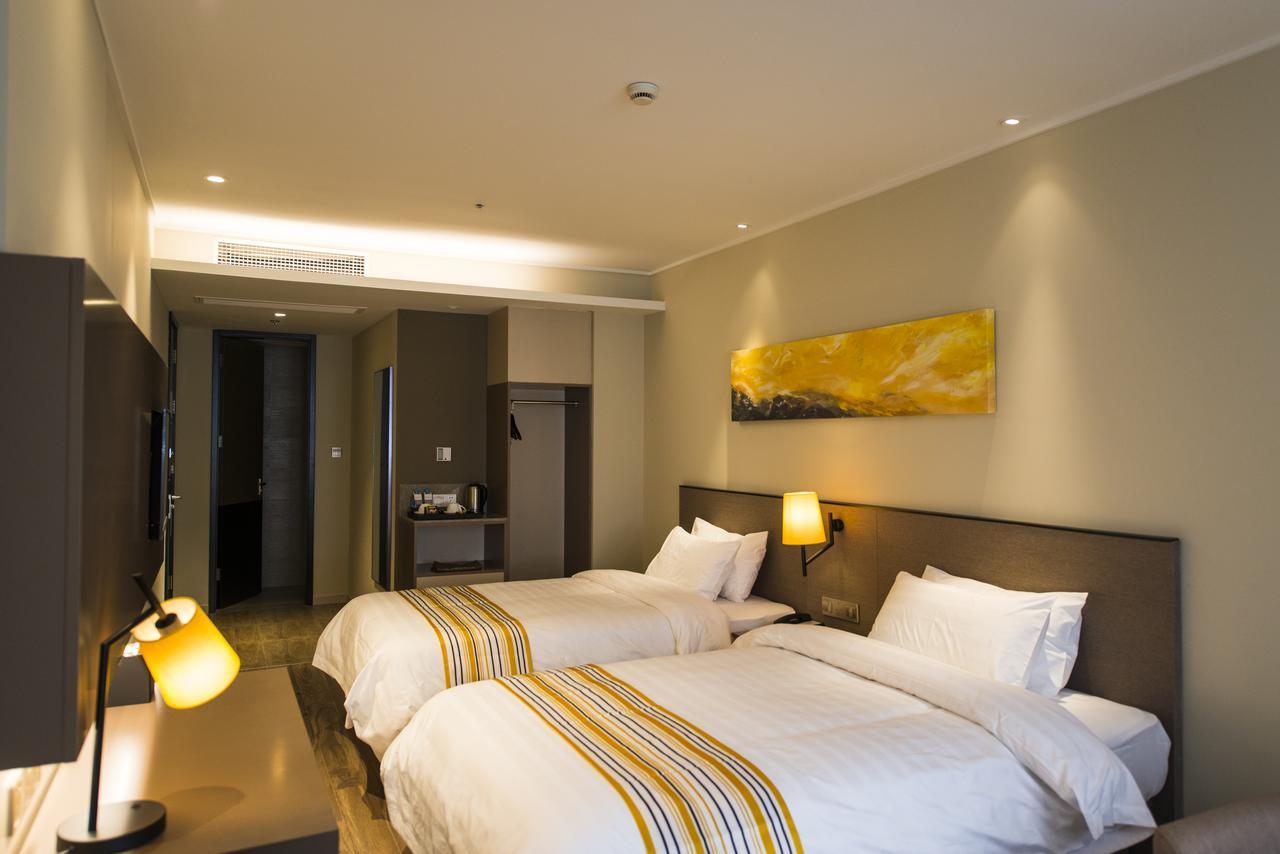 Home Inns Plus Shanghai Xujiahui Branch Екстер'єр фото