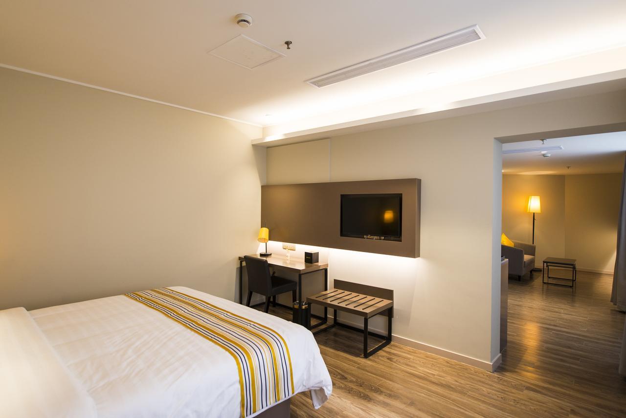Home Inns Plus Shanghai Xujiahui Branch Екстер'єр фото
