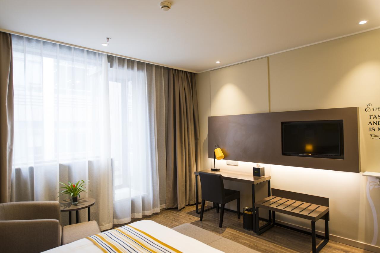 Home Inns Plus Shanghai Xujiahui Branch Екстер'єр фото
