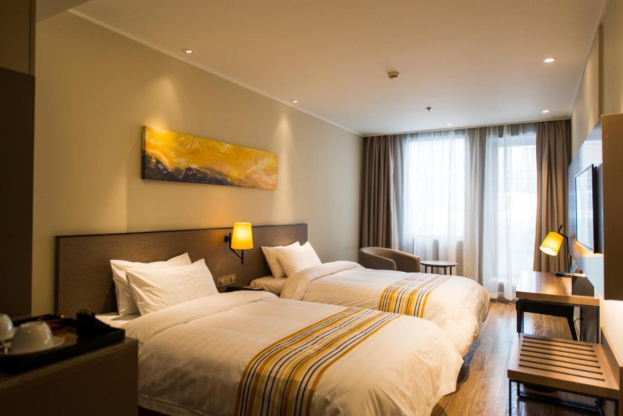 Home Inns Plus Shanghai Xujiahui Branch Екстер'єр фото