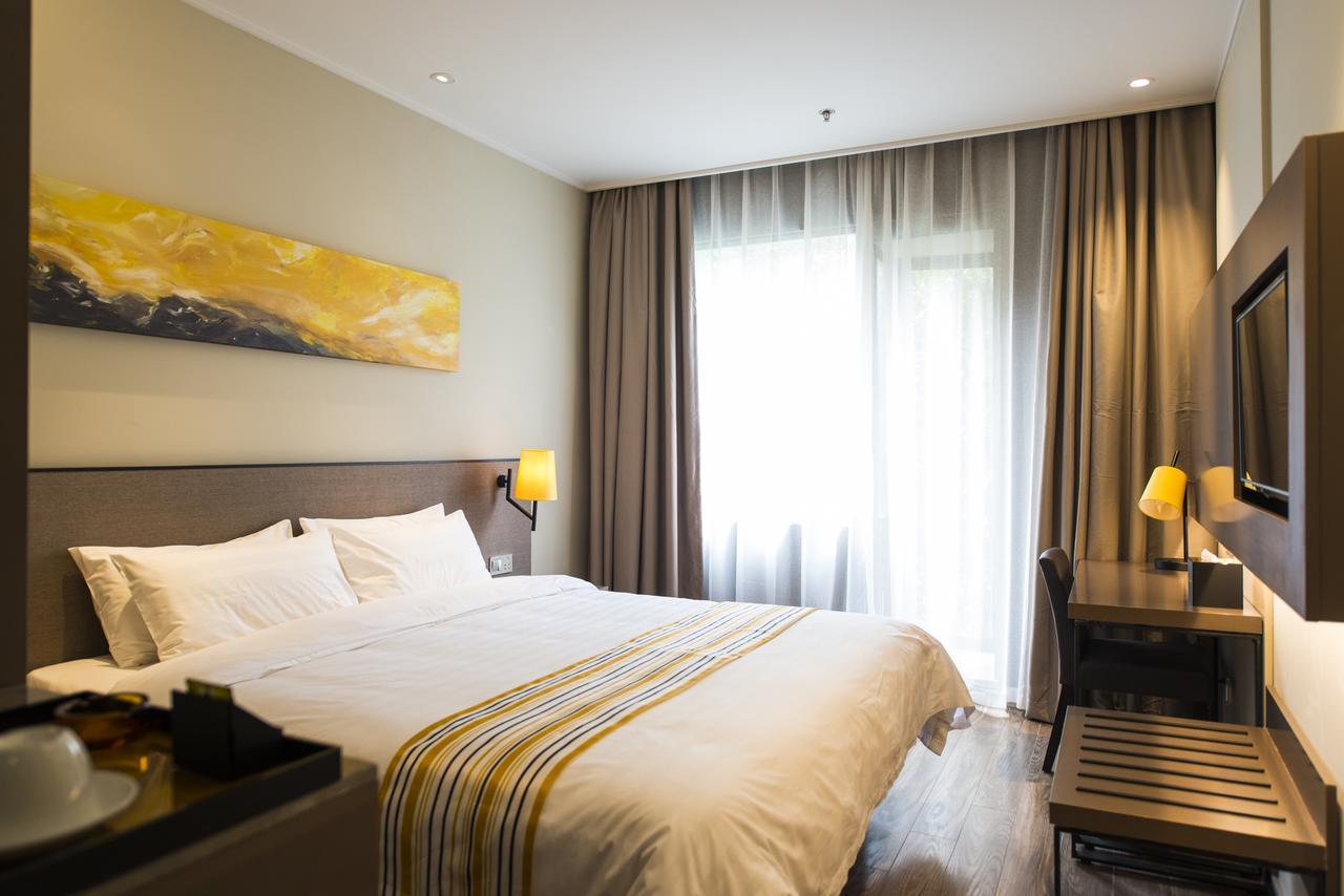 Home Inns Plus Shanghai Xujiahui Branch Екстер'єр фото