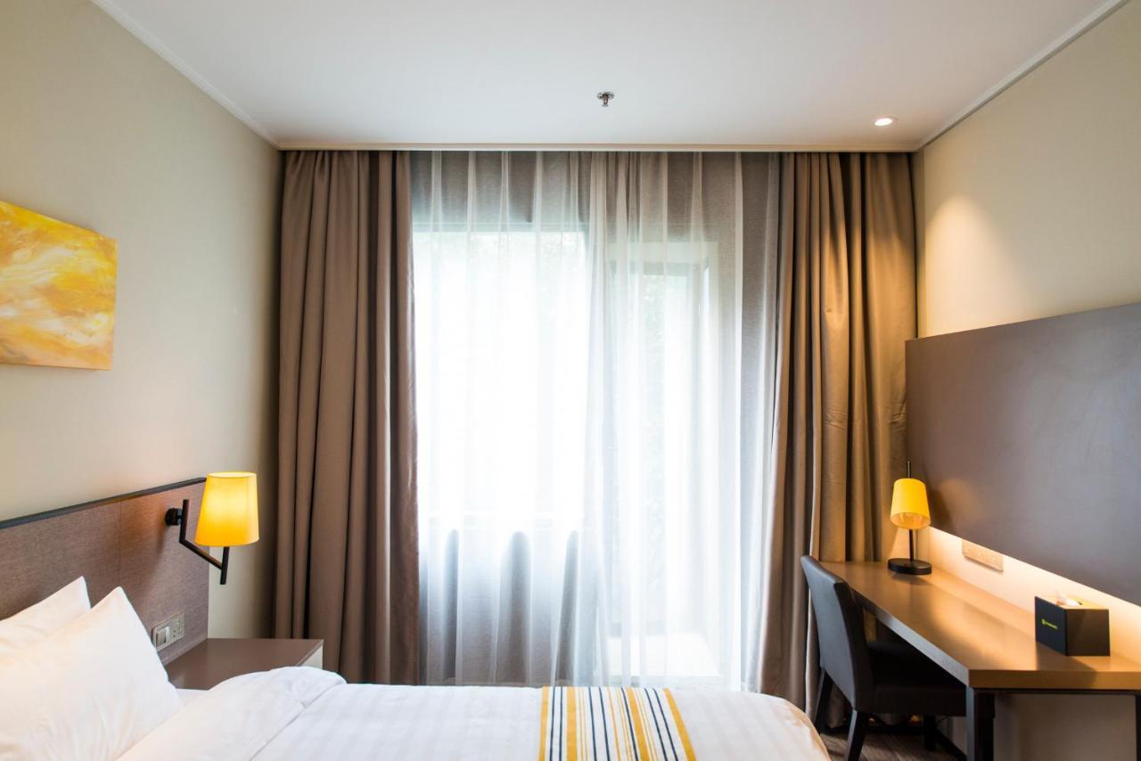 Home Inns Plus Shanghai Xujiahui Branch Екстер'єр фото