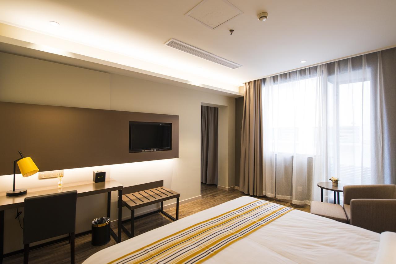 Home Inns Plus Shanghai Xujiahui Branch Екстер'єр фото