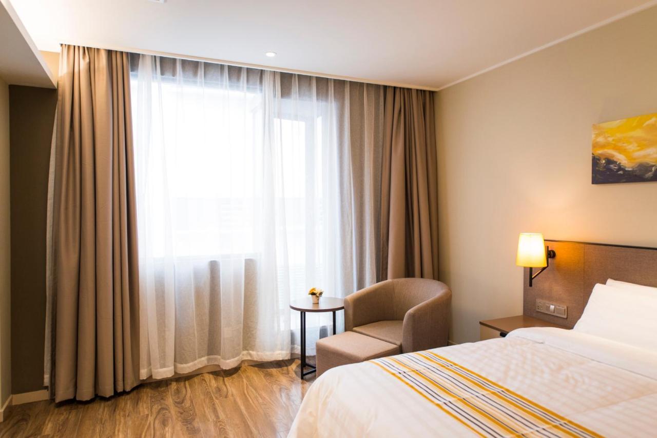 Home Inns Plus Shanghai Xujiahui Branch Екстер'єр фото